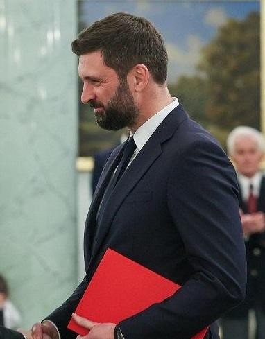 Grafika symbolizująca rozbieżne ścieżki kariery Nikodema Rachonia (polityka międzynarodowa) i Michała Rachonia (media).