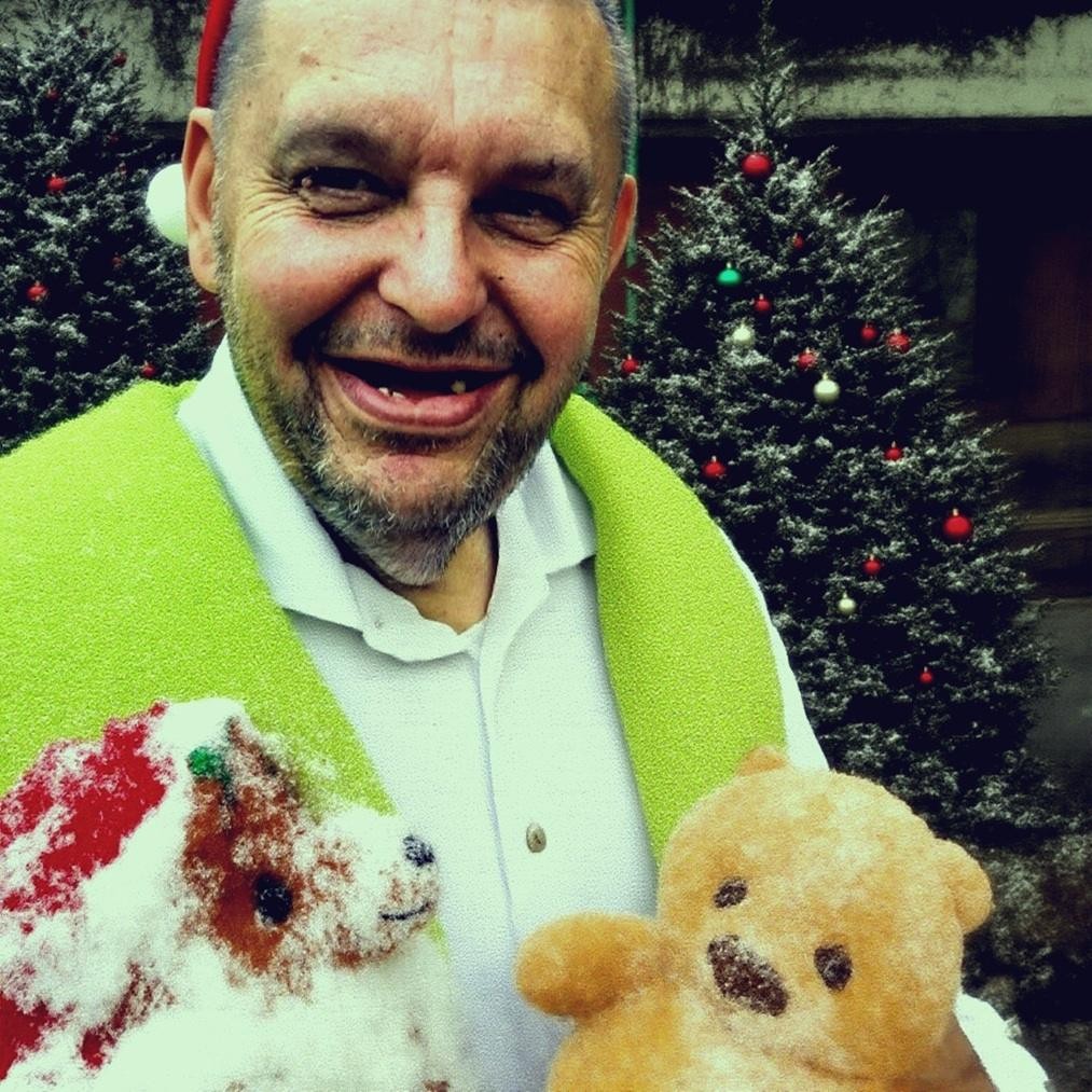Krzysztof Kononowicz w otoczeniu nawiązującym do jego internetowej działalności i