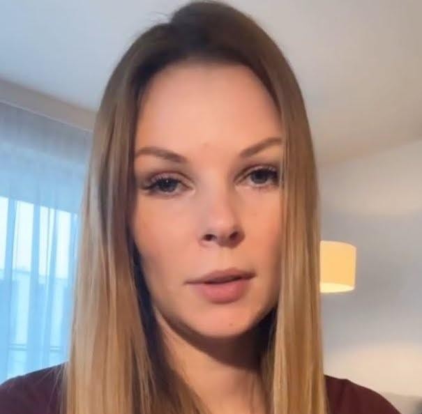 Małgorzata Tomaszewska przeglądająca media społecznościowe, uśmiechnięta i zrelaksowana, oddająca atmosferę jej aktywności na Instagramie.