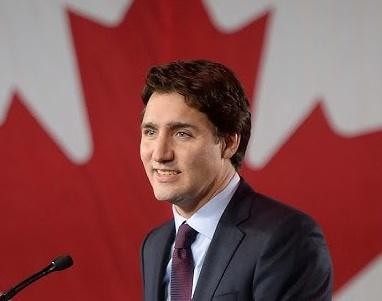 Justin Trudeau z pasją oglądający mecz hokejowy, kibicujący Montreal Canadiens.