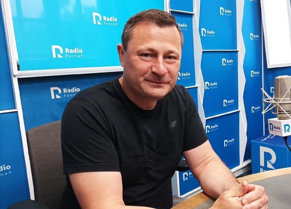 Krzysztof Paszyk podczas spotkania publicznego, symbolizujący zaangażowanie w życie społeczne.