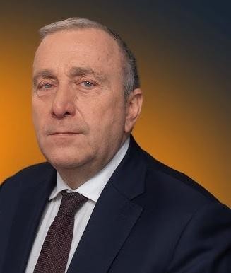 Grzegorz Schetyna przemawiający z pasją podczas wydarzenia politycznego, gestykulujący, co podkreśla jego zaangażowanie i dynamikę.