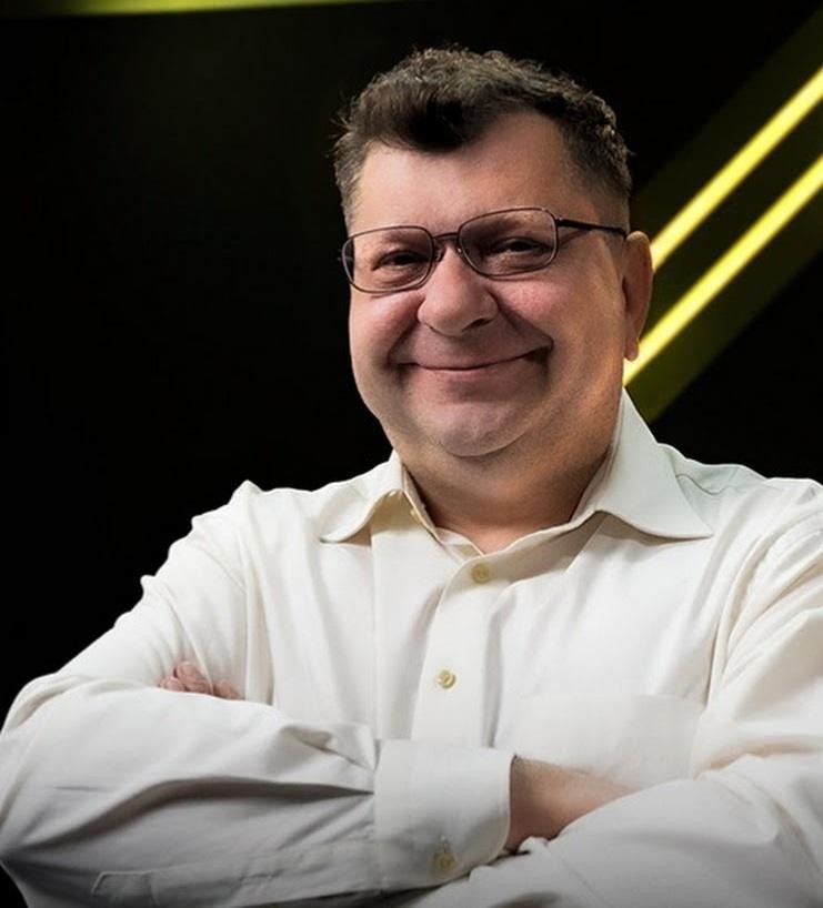 Zbigniew Stonoga podczas publicznego wystąpienia, energicznie przemawiający do tłumu, symbolizujący jego rolę aktywisty i kontrowersyjnej postaci publicznej.