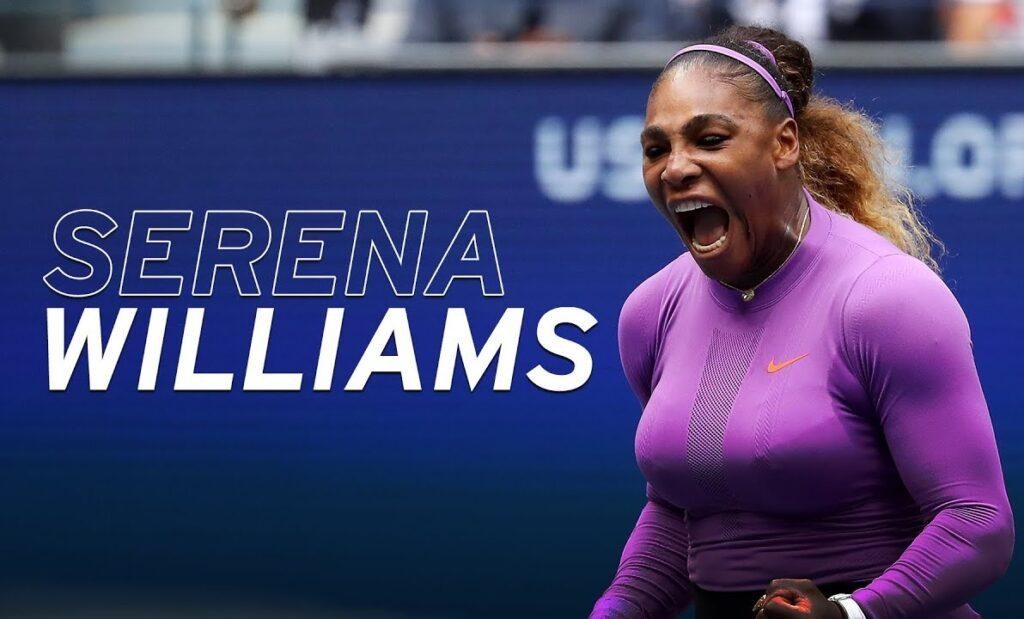Serena Williams w zbliżeniu na korcie, w trakcie uderzenia, z intensywnym wyrazem twarzy, ubrana w strój tenisowy, na rozmytym tle kortu.