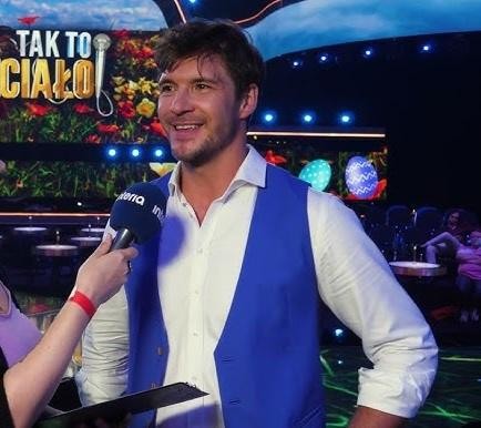 Mikołaj Roznerski relaksujący się w swoim wiejskim domu pod Warszawą, pijący kawę marki 