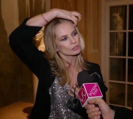 Magdalena Cielecka na Starym Mokotowie w Warszawie, w naturalnym otoczeniu dzielnicy.