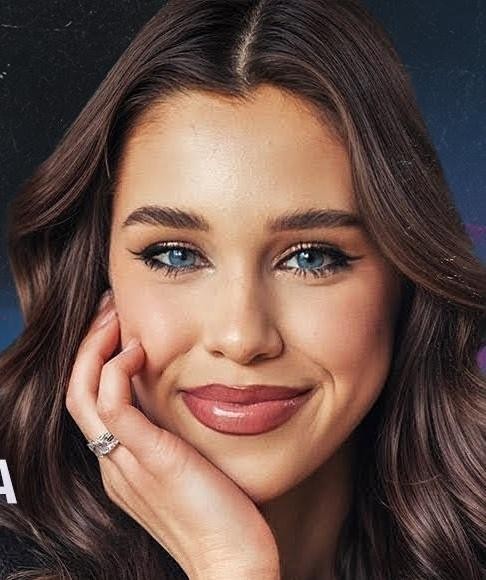 Maria Jeleniewska w dynamicznej pozie, promująca zdrowy tryb życia lub taniec, z energetycznym tłem, podkreślająca jej aktywność jako influencerki.