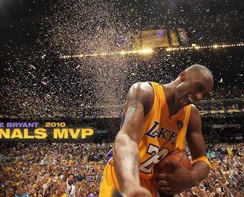 Kobe Bryant spacerujący ze swoją córką Gianną, symbolizujący ich nierozerwalną więź i pamięć po tragicznej śmierci.