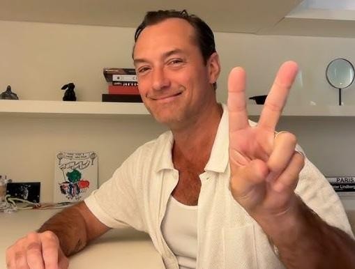 Jude Law na planie filmowym w trakcie pracy.