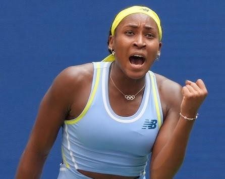 Rodzinne zdjęcie Coco Gauff z rodzicami, Coreyem i Candi Gauff, uśmiechniętymi i stojącymi razem.