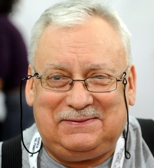 Starannie ułożone książki Andrzeja Sapkowskiego, w tym