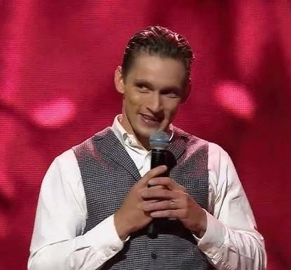 Filip Gurłacz z żoną Małgorzatą Patryn-Gurłacz i dwoma synami, Michałem i Józefem, w ciepłej, rodzinnej scenie.