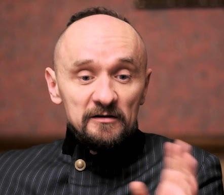 Abstrakcyjne przedstawienie elementów teatralnych symbolizujących innowacyjną karierę i osiągnięcia Jana Klaty.