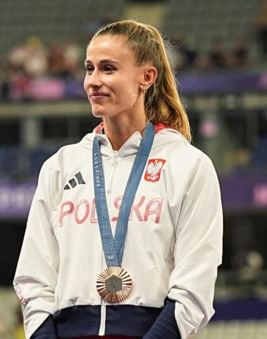 Natalia Bukowiecka na mecie biegu na 400 metrów, z widocznym wysiłkiem i koncentracją.
