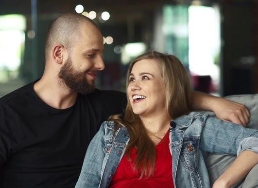 Maciej Pela, portret z bliska, uśmiechnięty, patrzący w obiektyw.