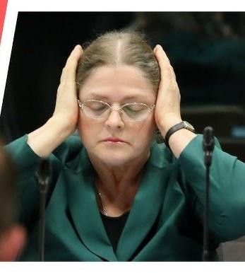 Grafika symbolizująca debatę publiczną i kontrowersyjne wypowiedzi, z elementami prawnymi i politycznymi.