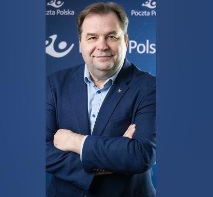 Sebastian Mikosz, polski ekonomista i menedżer, w profesjonalnym ujęciu, symbolizującym jego karierę i wykształcenie.