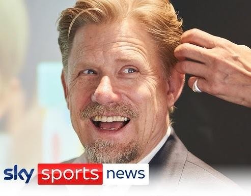 Kasper Schmeichel, bramkarz Leicester City, intensywnie celebrujący historyczne zwycięstwo w Premier League na boisku.