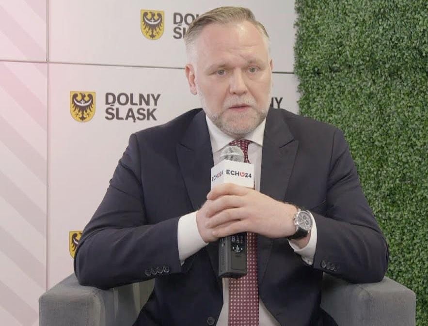 Dawid Jackiewicz przemawiający do tłumu na wiecu politycznym.