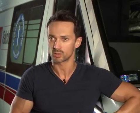 Rafał Cieszyński w naturalnej pozie za kulisami, ukazujący jego autentyczność i charyzmę.