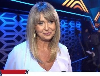 Ewa Wachowicz w eleganckim stroju, gotująca w kuchni lub pozująca na górskim szlaku, symbolizująca jej pasje.
