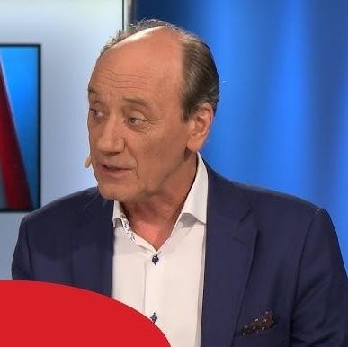 Kreskówkowa ilustracja przedstawiająca humorystyczną sytuację z komentarza meczu piłkarskiego, nawiązująca do charakterystycznego stylu Dariusza Szpakowskiego.