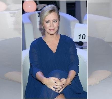 Agnieszka Wagner na planie serialu telewizyjnego, w ujęciu oddającym atmosferę pracy aktorki i specyfikę produkcji.