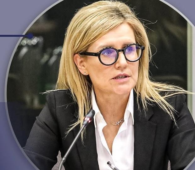 Ewa Wrzosek, młoda sportsmenka, zdobywająca medal, symbolizujący jej determinację i sukcesy pozazawodowe.