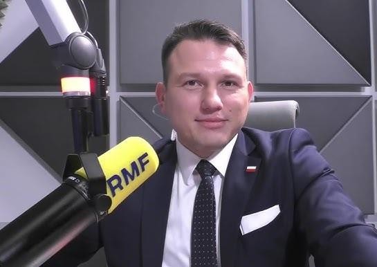 Sławomir Mentzen korzystający z mediów społecznościowych, otoczony wizualizacjami interakcji online, symbolizującymi jego popularność i wpływ w internecie, w tym na Instagramie, TikToku i YouTube.