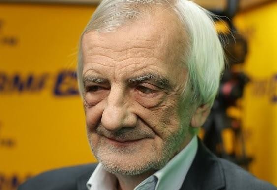 Ryszard Terlecki przemawiający z mównicy w Sejmie, z widocznym tłem sali plenarnej.