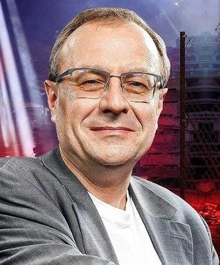 Książki akademickie i dokumenty historyczne, symbolizujące wykształcenie i badania naukowe.