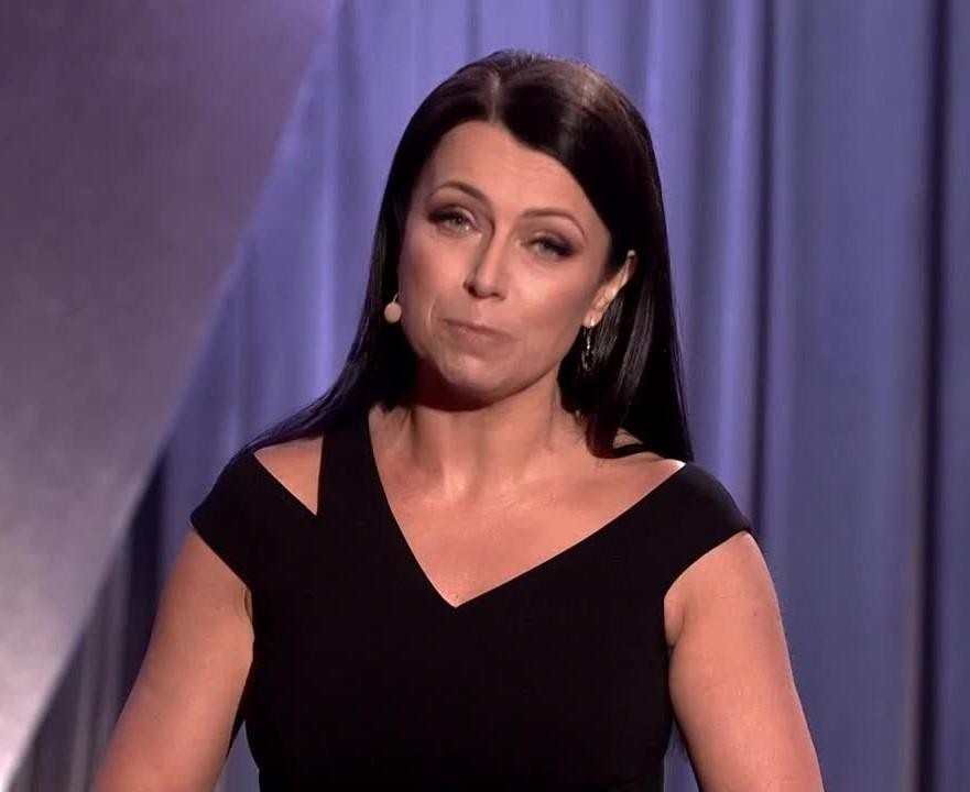 Adrianna Borek za kulisami lub w swobodnej chwili, ukazująca jej naturalny urok poza sceną.