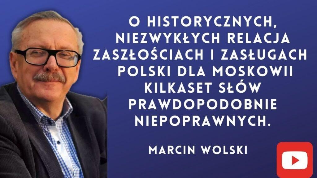 Ilustracja otwartej książki, z której wyłaniają się elementy symbolizujące twórczość Marcina Wolskiego, takie jak satyra, historia i podróże.