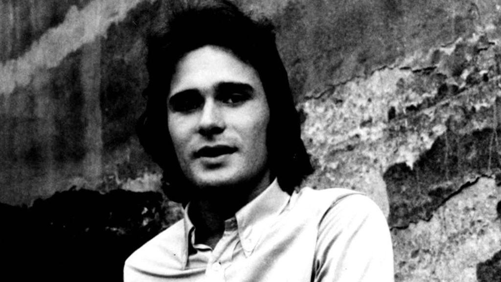 Jerzy Grunwald podczas występu na scenie z zespołem En Face w latach 70., w stylistyce czarno-białej fotografii.
