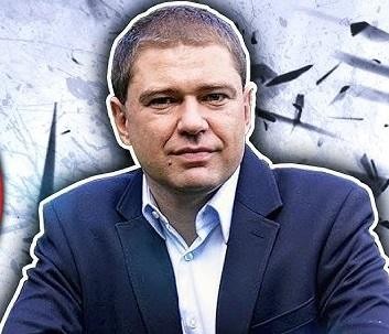 Piotr Szumlewicz przemawiający publicznie, z mikrofonem, symbolizujący jego rolę mówcy i działacza.