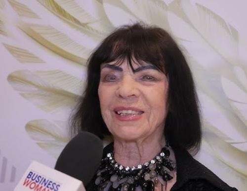 Sława Przybylska z dumą prezentująca prestiżową nagrodę muzyczną, taką jak Diamentowy Mikrofon lub medal Gloria Artis.