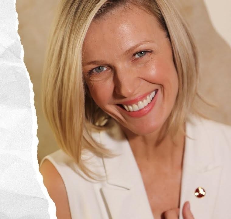 Magda Mołek w zamyślonej pozie, w eleganckim, minimalistycznym otoczeniu, oddająca jej rolę komentatorki i osoby przeprowadzającej wywiady, symbolizująca głębię i introspekcję.