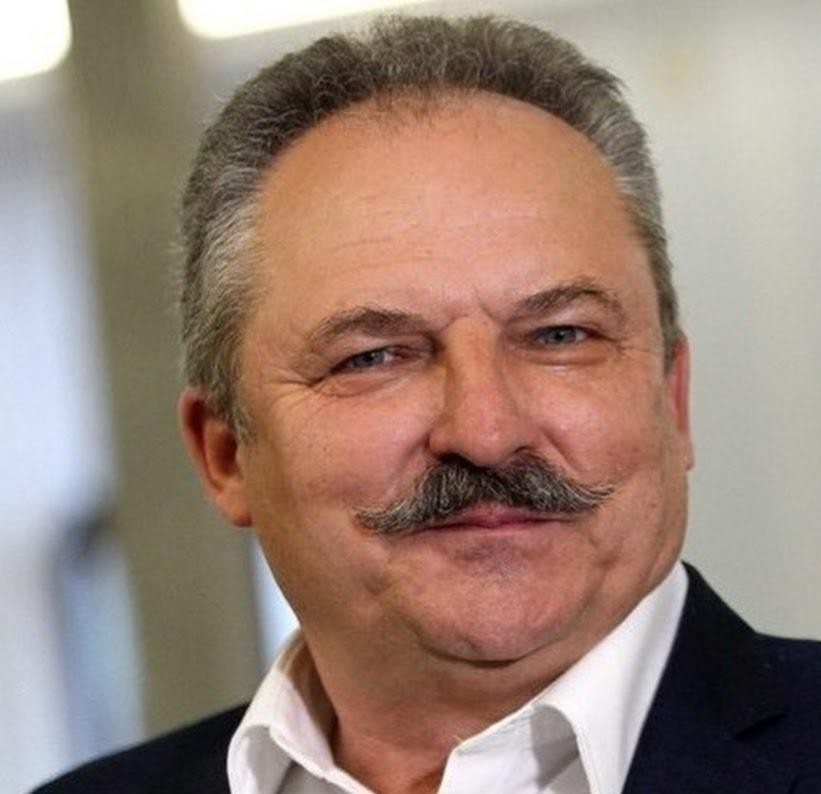 Marek Jakubiak, polityk i przedsiębiorca, w dynamicznej pozie, z elementami symbolizującymi jego karierę parlamentarną i aspiracje prezydenckie.