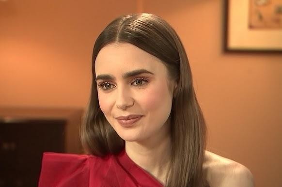 Lily Collins uśmiechająca się szczerze podczas wydarzenia publicznego w Los Angeles, w tle słoneczne miasto.