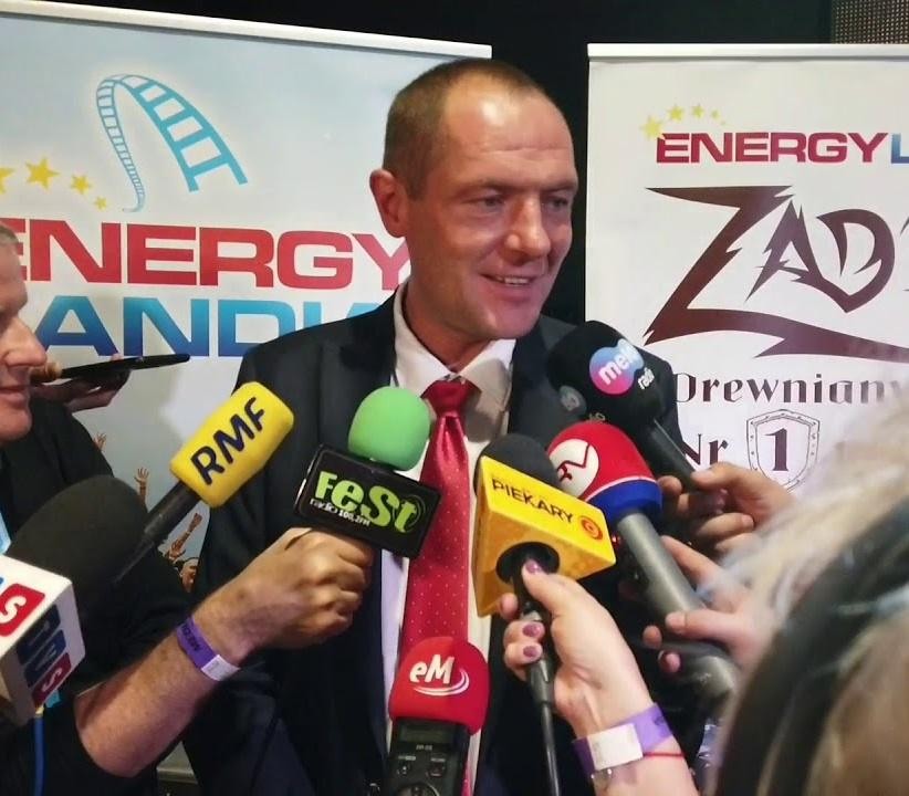 Marek Goczał z żoną Agatą i synem Erykiem, portret rodzinny symbolizujący ich wspólne pasje i więzi.
