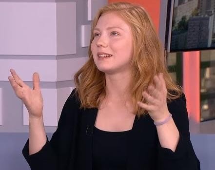 Edyta Torhan przeglądająca media społecznościowe na smartfonie, ukazująca jej współczesne zaangażowanie w cyfrowy świat.