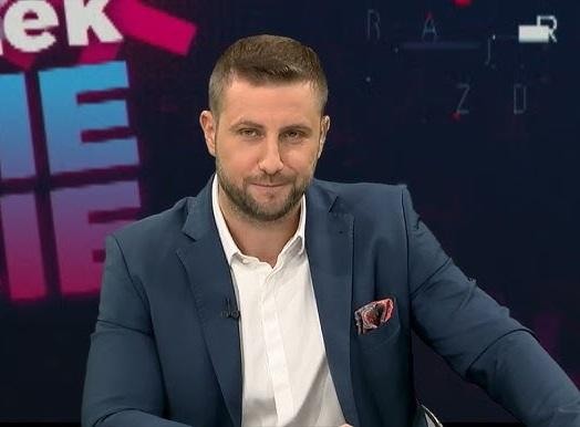 Miłosz Kłeczek podczas dynamicznej dyskusji w studiu telewizyjnym.