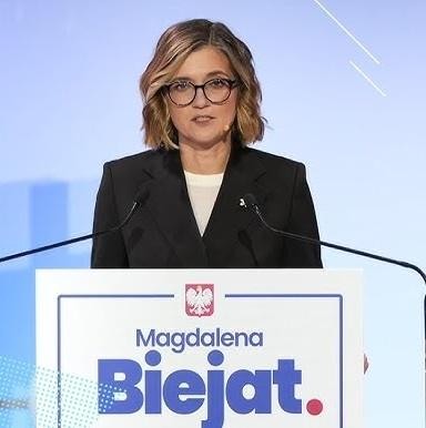 Magdalena Biejat podczas aktywnego wystąpienia parlamentarnego, symbolizującego jej zaangażowanie w debatę publiczną.