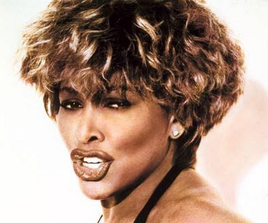 Tina Turner na scenie Stadionu Maracanã w Rio de Janeiro podczas historycznego koncertu, otoczona ogromnym tłumem fanów.