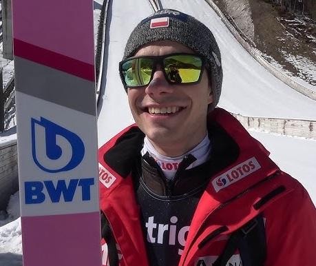 Jakub Wolny w trakcie treningu lub przygotowań do skoku, z widoczną koncentracją i detalami sprzętu.